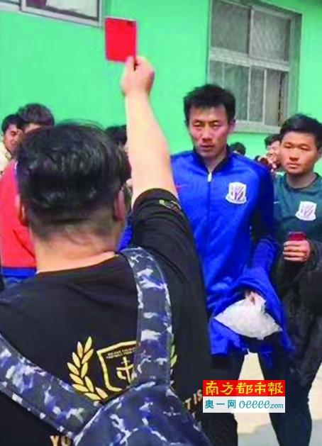 在接受《利物浦回声报》采访时，阿诺德谈到了关于英超争冠的话题，他表示现在谈论争冠还为时尚早，他同时表示自己享受在中场踢球。